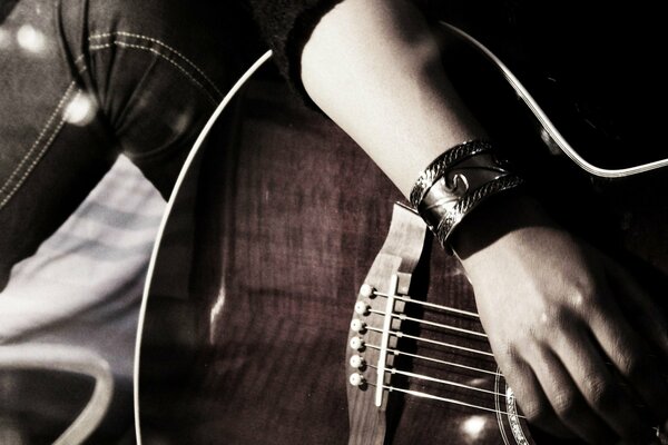 Ręka grająca na gitarze