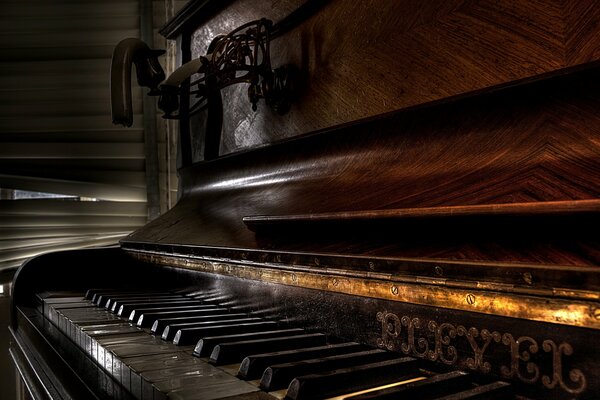 Pianoforte con candele alla finestra