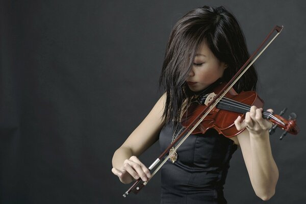 Ragazza che suona la melodia sul violino