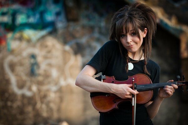 Lindo violinista en la pared de fondo