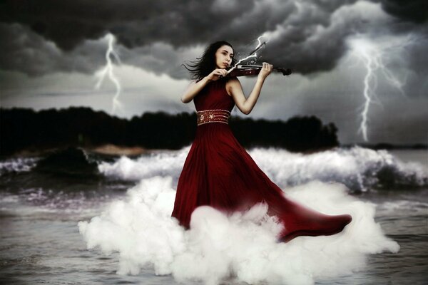 Chica tocando el violín en el mal tiempo