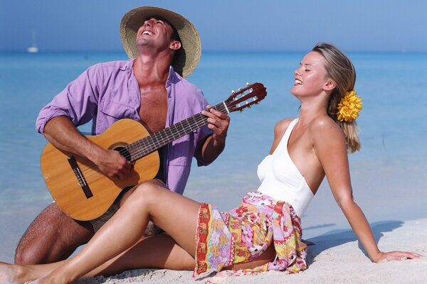 Chico toca la guitarra para su novia junto al mar