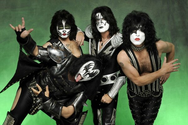 Maquillaje blanco y negro de la banda de rock Kiss 