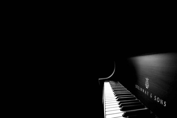 Черный пафосный рояль с клавишами