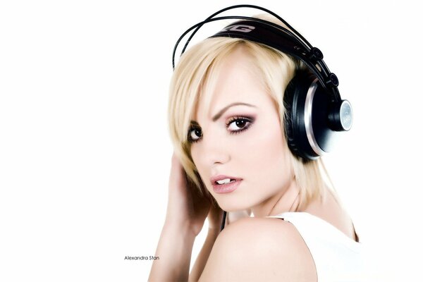 Cantante Alexandra Stan in cuffia