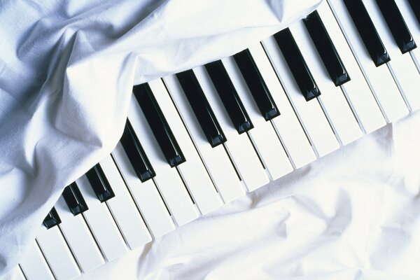 Touches du piano sous le tissu blanc