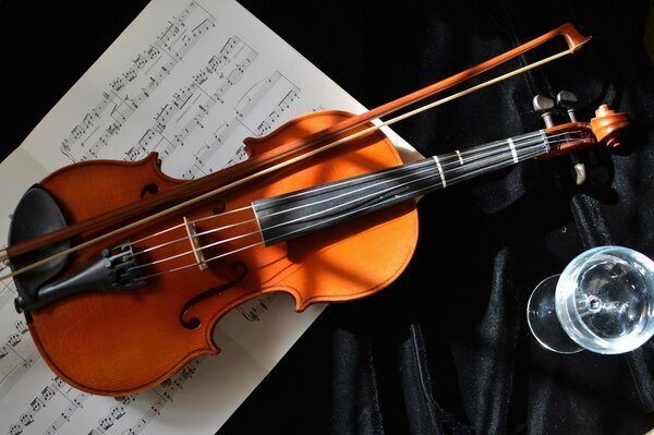 Arc avec violon sur un cahier de notes