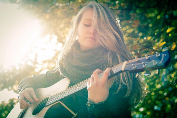 Chica de pelo claro con guitarra