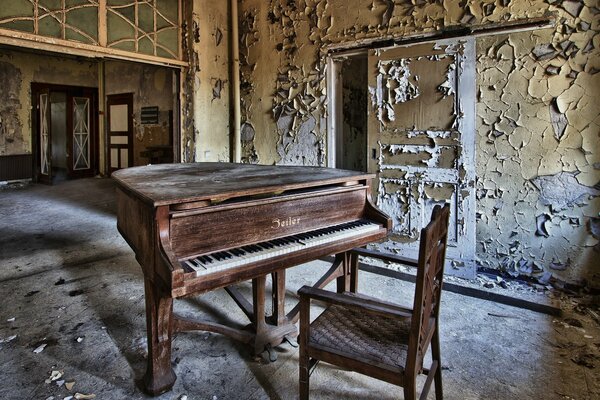 Pièce abandonnée avec piano au milieu de la pièce