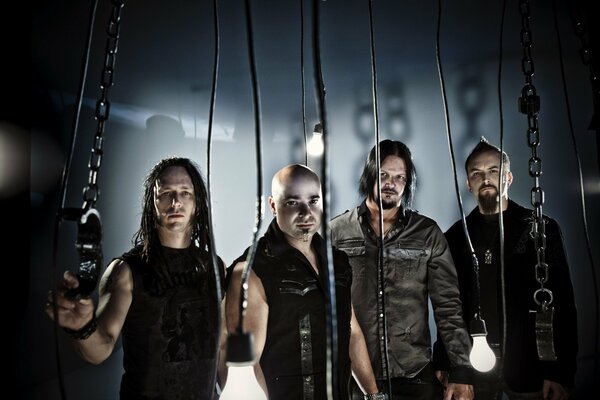 Musiciens de Rock avec des ampoules et des chaînes