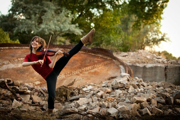 Chica en ruinas tocando el violín