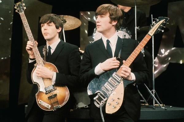 Джон Леннон и Пол Маккартни с гитарами