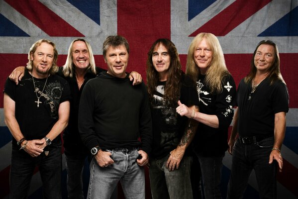 La banda de Iron Maiden en el fondo de la bandera