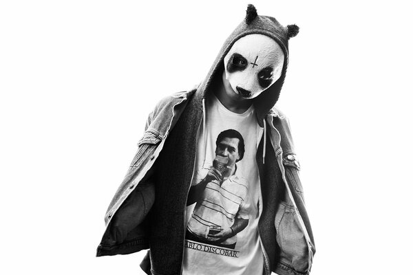 Ein Mann in einer Panda-Jacke und -Maske