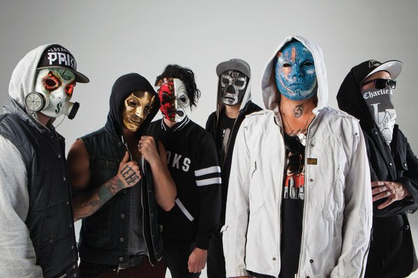 Grupa poważnych facetów w maskach