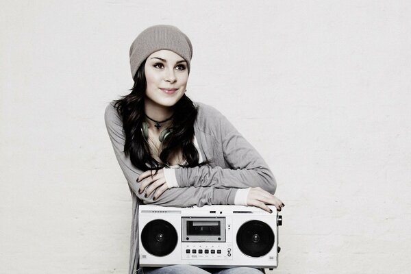 Brunetka z boomboxem