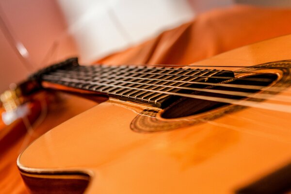 Gitarrensaiten mit unscharfen Hintergründen