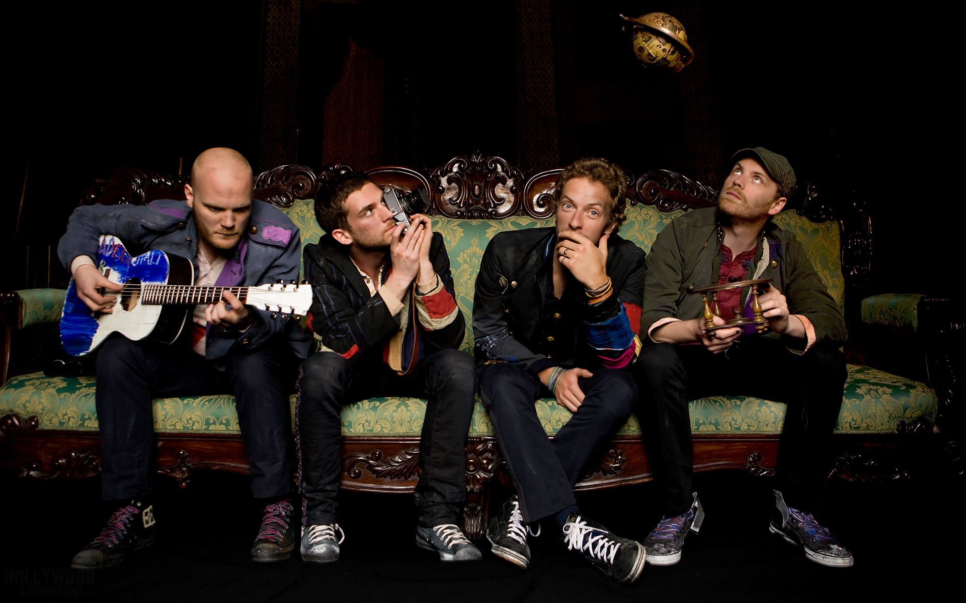 banda guitarra coldplay chris martin sofá johnny buckland guy berryman will champion