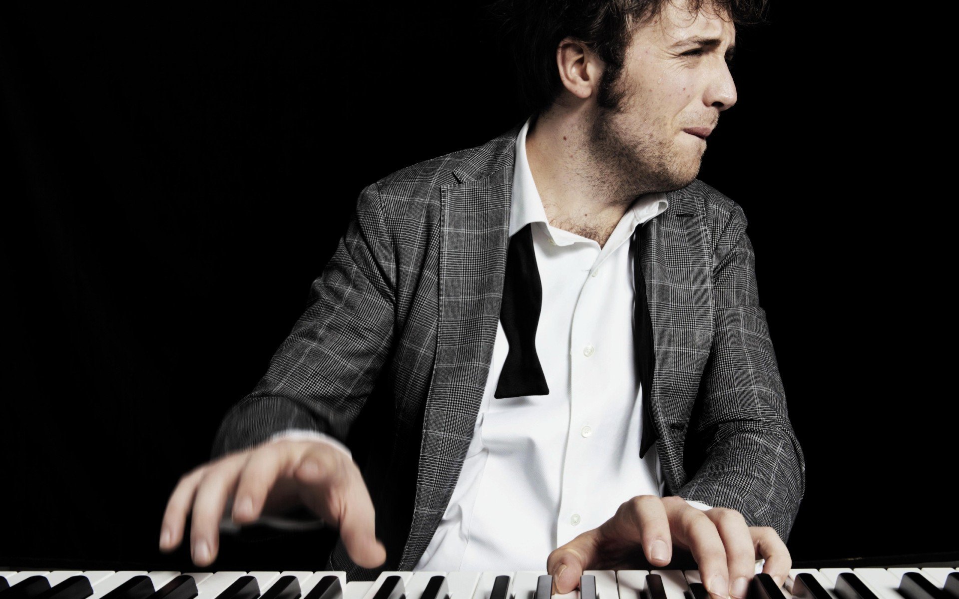 eurovision eurovision 2011 raffaele gualazzi italie chanteur homme piano favoris doigts noeud papillon