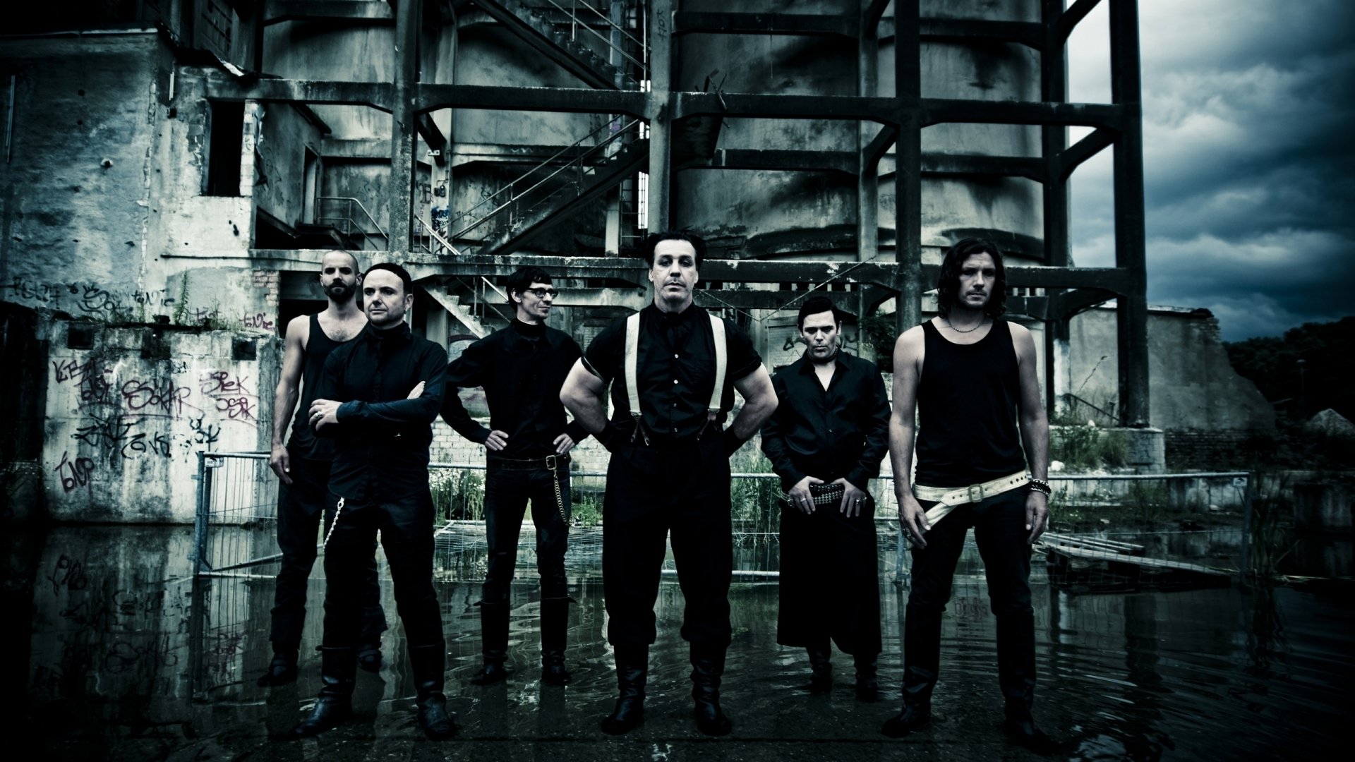 rammstein christian \\ \\ écaille lorenz paul landers oliver \\ \\ lars riedel christoph \\ \\ doom schneider kruspe till lindemann richard kruspe oliver riedel christoph schneider christian lorenz rock heavy rock metal industrie