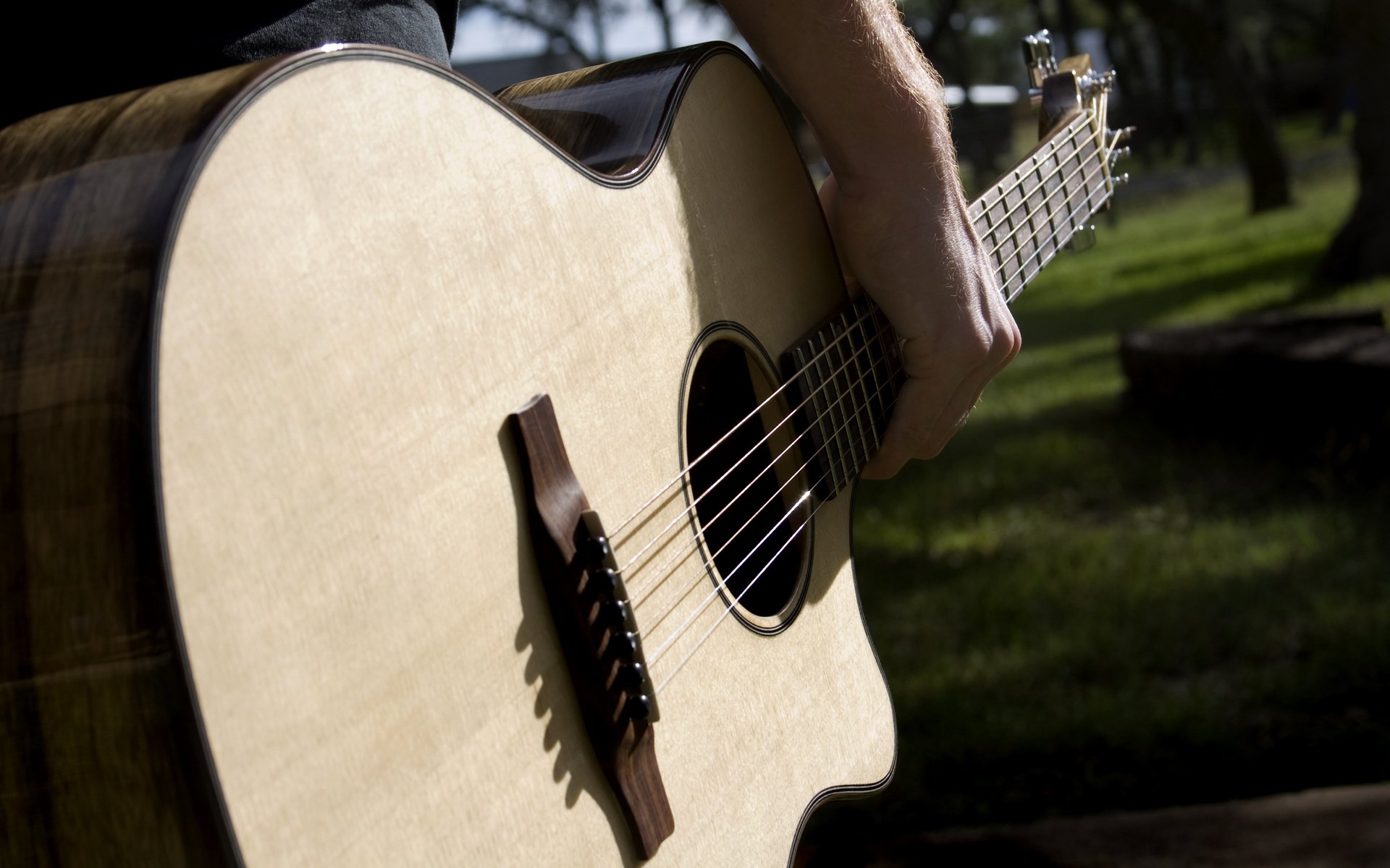 mano guitarra cuerdas diapasón caja de resonancia