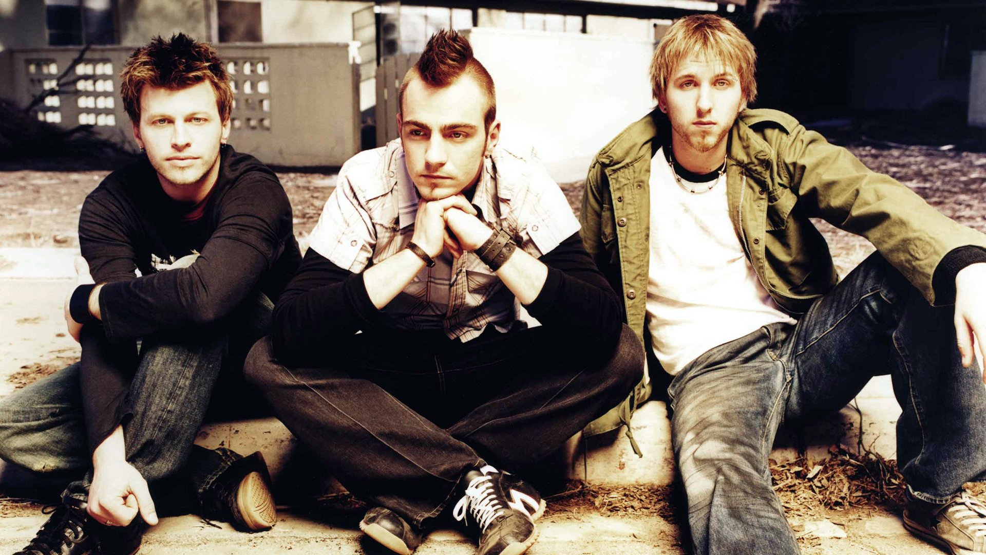 tres dace grace chicos sentados adam gontier neil sanderson brad walst