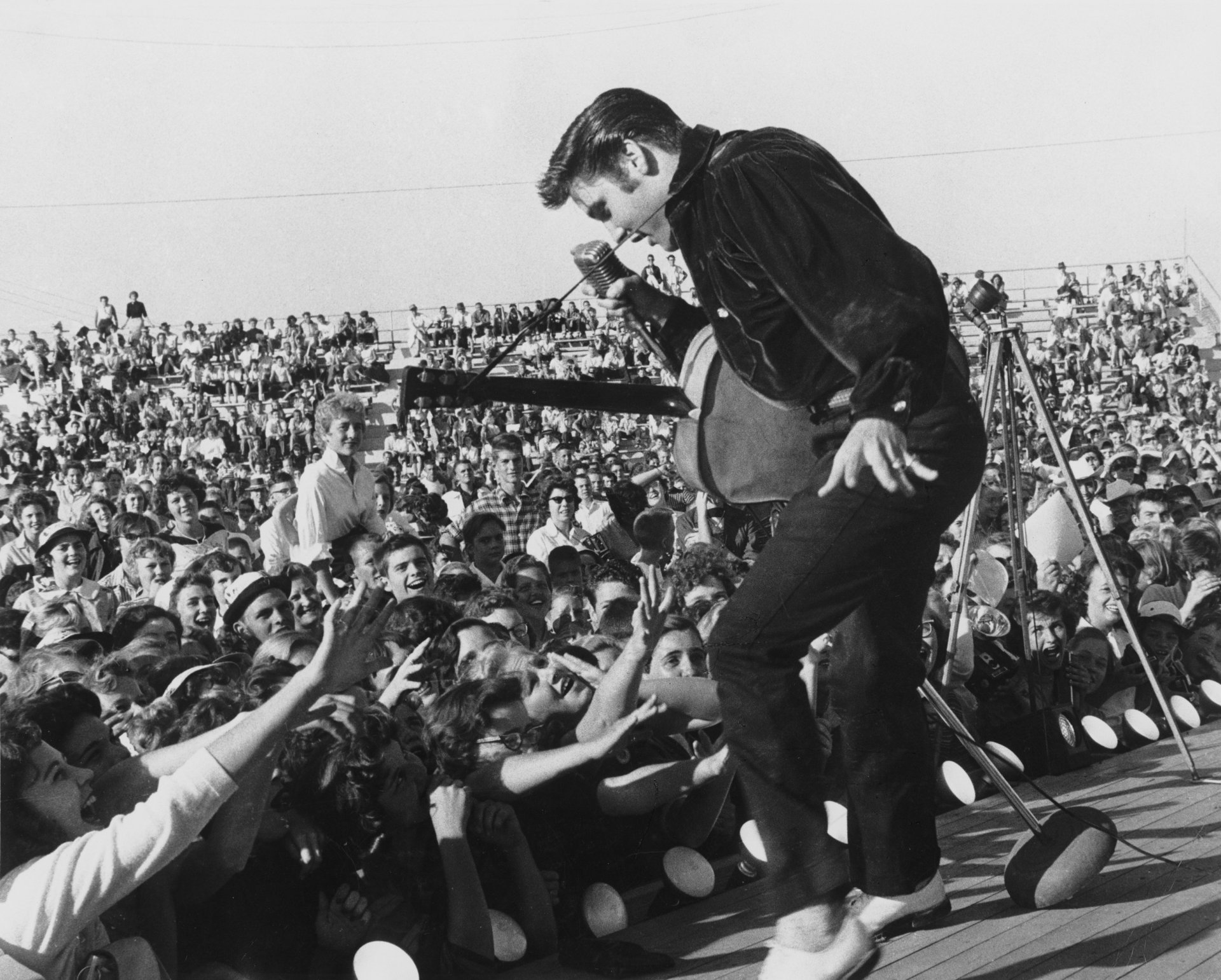 elvis presley elvis presley chanteur rock and roll roi musique guitare microphone scène danse public fans fans fond d écran 1957