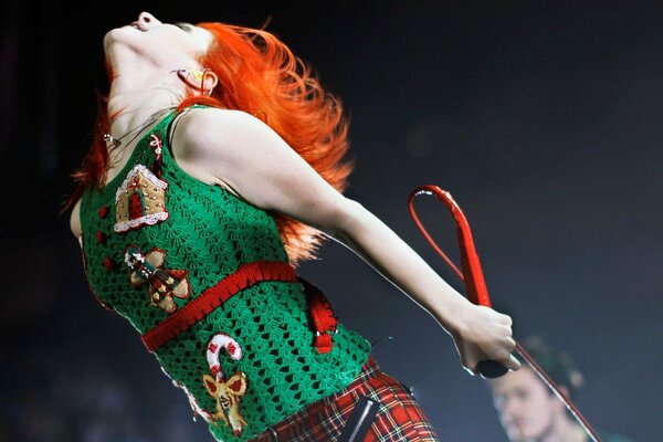 Hayley Williams na swoim koncercie, na scenie