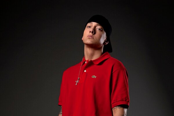 Hip-hoper Eminem prefers red T-shirts