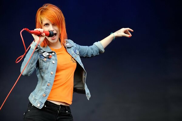 Śpiewa Williams Hayley paramore