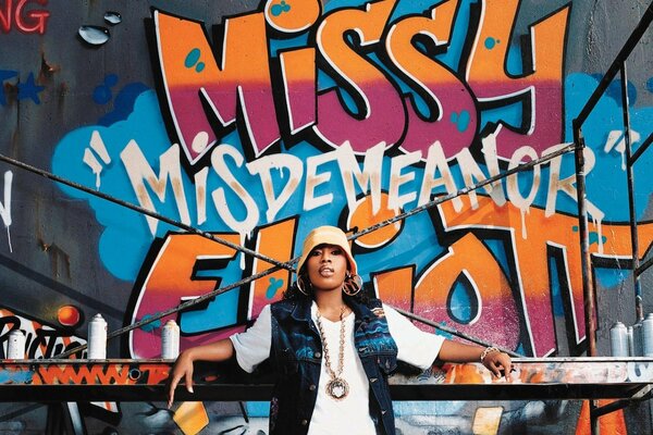 La rappeuse Missy Elliot sur fond de graffiti