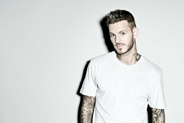 Lindo francés Matt Pokora sobre un fondo blanco