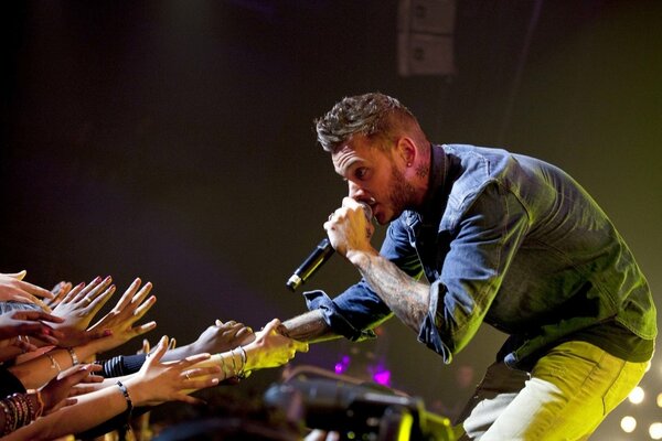 Le public tire les mains au concert du chanteur