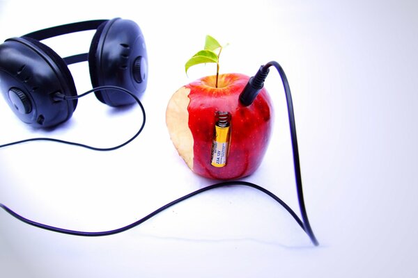 Pomme rouge sur fond blanc avec casque