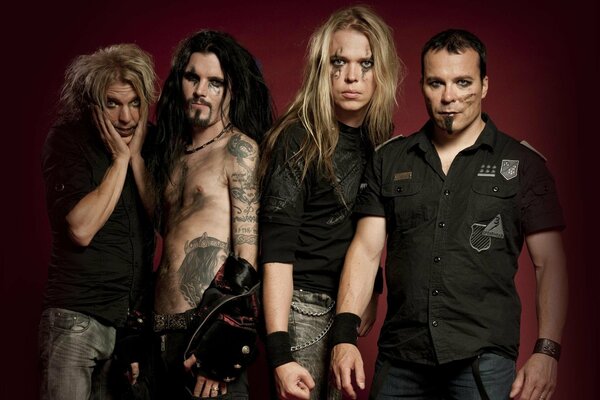 Gruppo metal finlandese apocalyptica su sfondo rosso