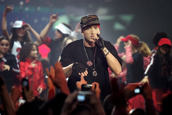 Eminem con los niños en el escenario