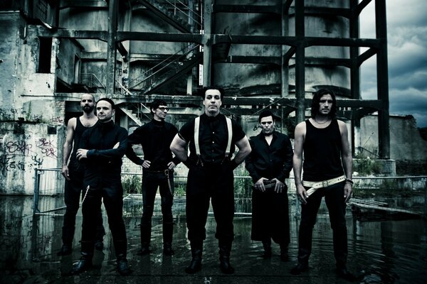 Zespół rammstein na ciemnym tle