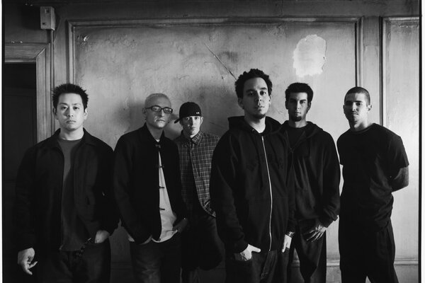 A picture with six men from linkin park