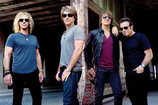 Grupo musical de rock Bon Jovi de cuatro miembros