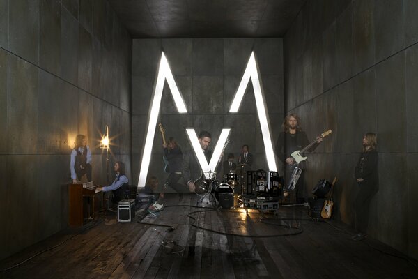 Maroon 5 group in a confined space