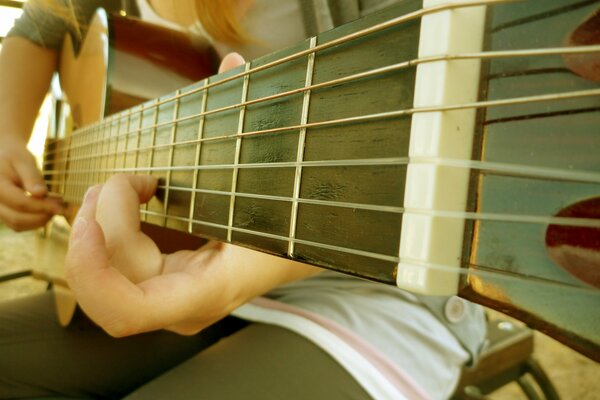 Guitariste de musique avec gros plan de guitare dans des couleurs claires