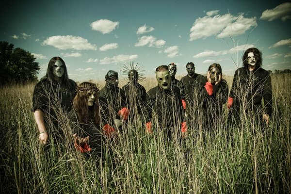 Bande de slipknot dans le champ sur fond de ciel