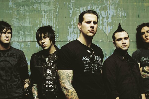 Chicos de Heavy metal en la imagen de metal rock todo en negro con tatuajes