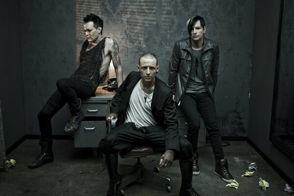 Drei Linkin Park Sänger auf einem Tisch Hintergrund