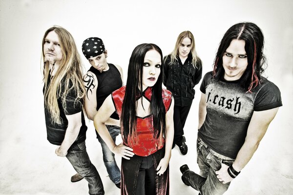 Tyra y otros miembros de la banda de rock Nightwish