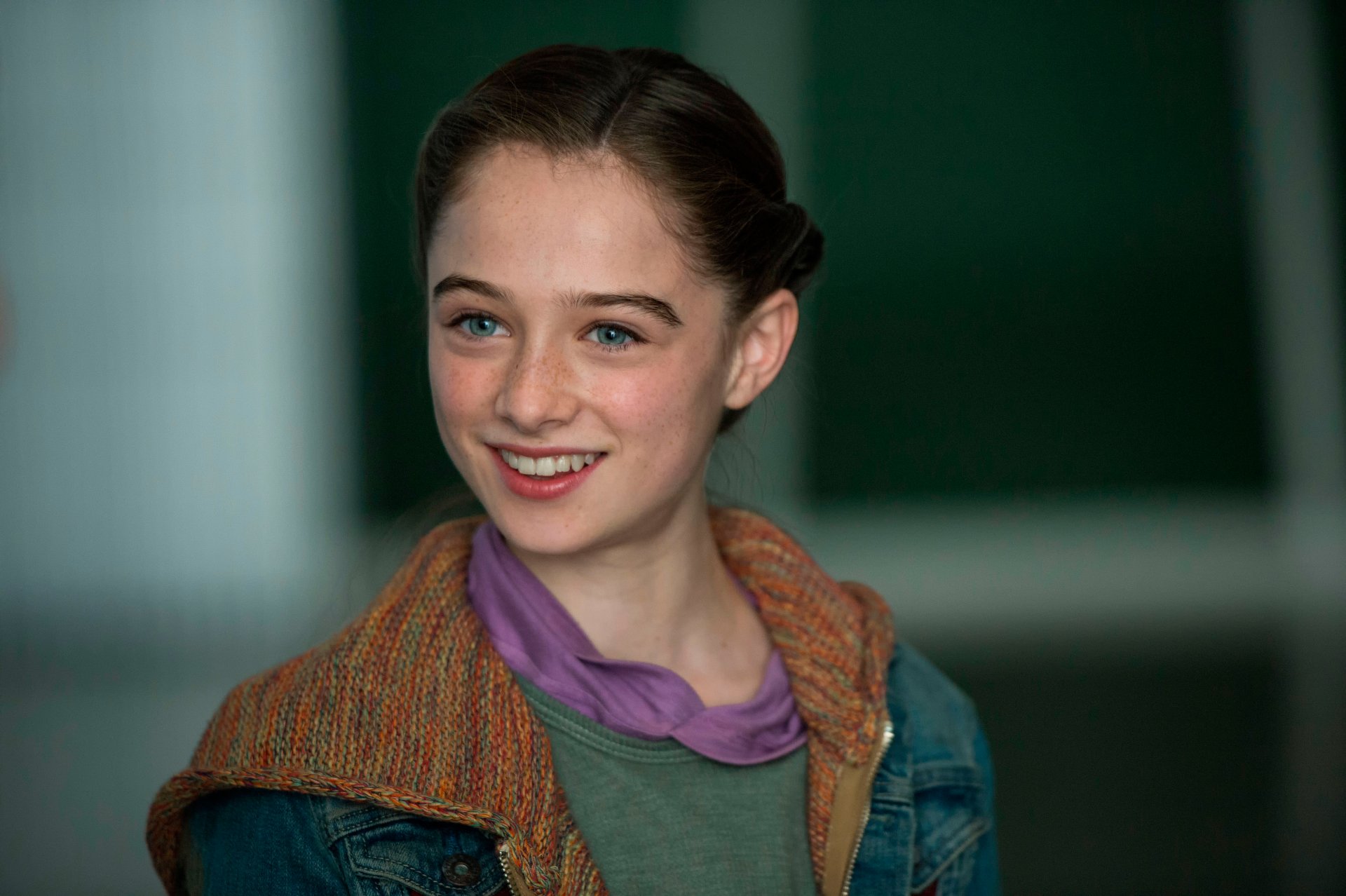 raffey cassidy en la película tierra del futuro tomorrowland