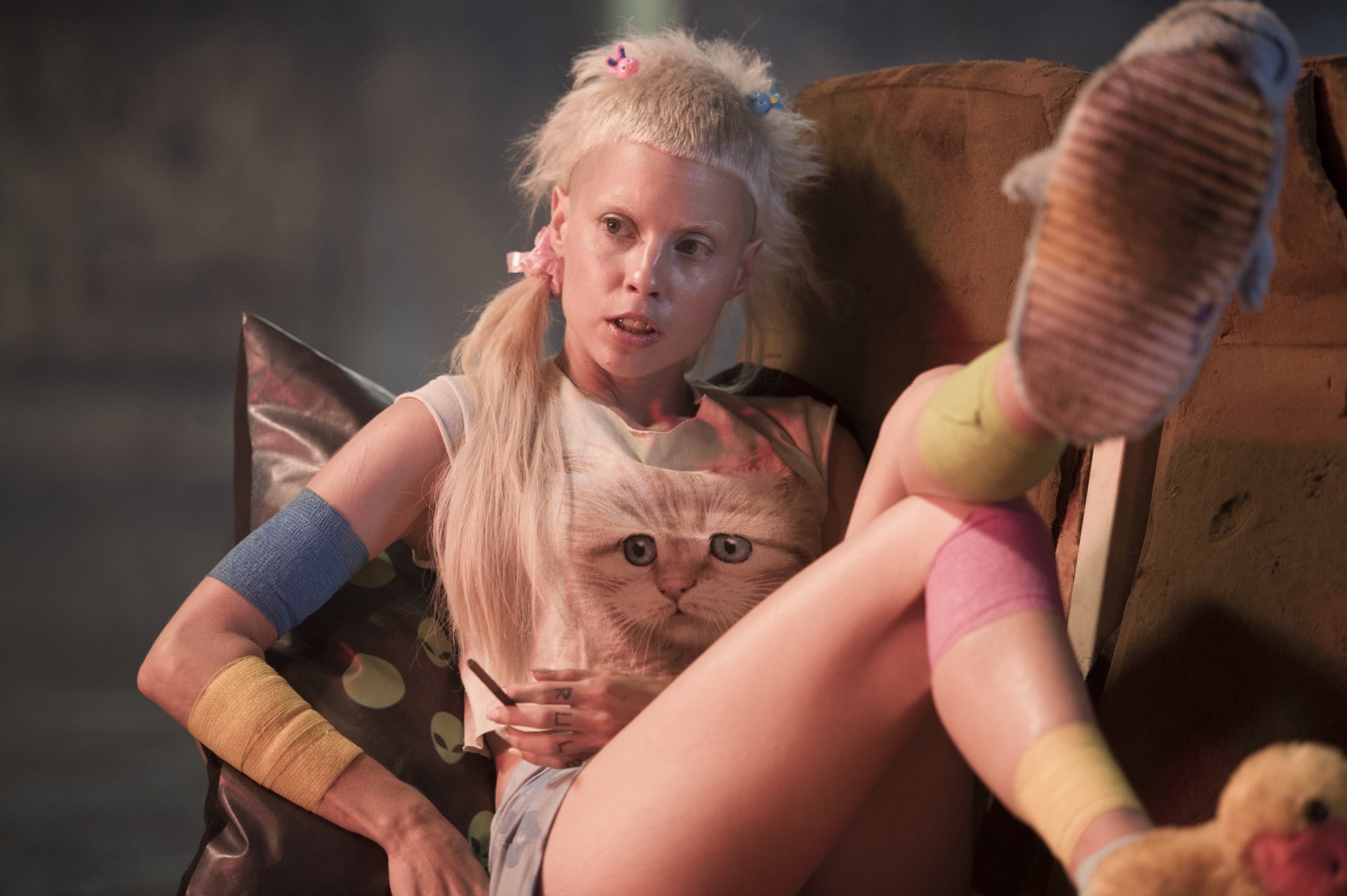 chłopak film film 2015 yolandi visser yo-landi visser die antwoord akcja sci-fi thriller fantasy blond biały włosy dziewczyna screnshot obraz hd tapeta