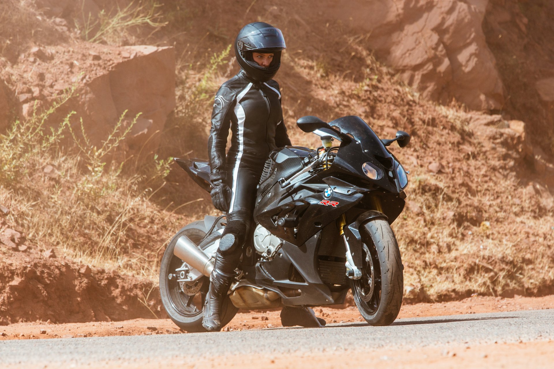 mission impossible: Rogue Tribe mission : Impossible-rogue rebecca Ferguson ilsa helmet suit motorcycle bike black road stones frame