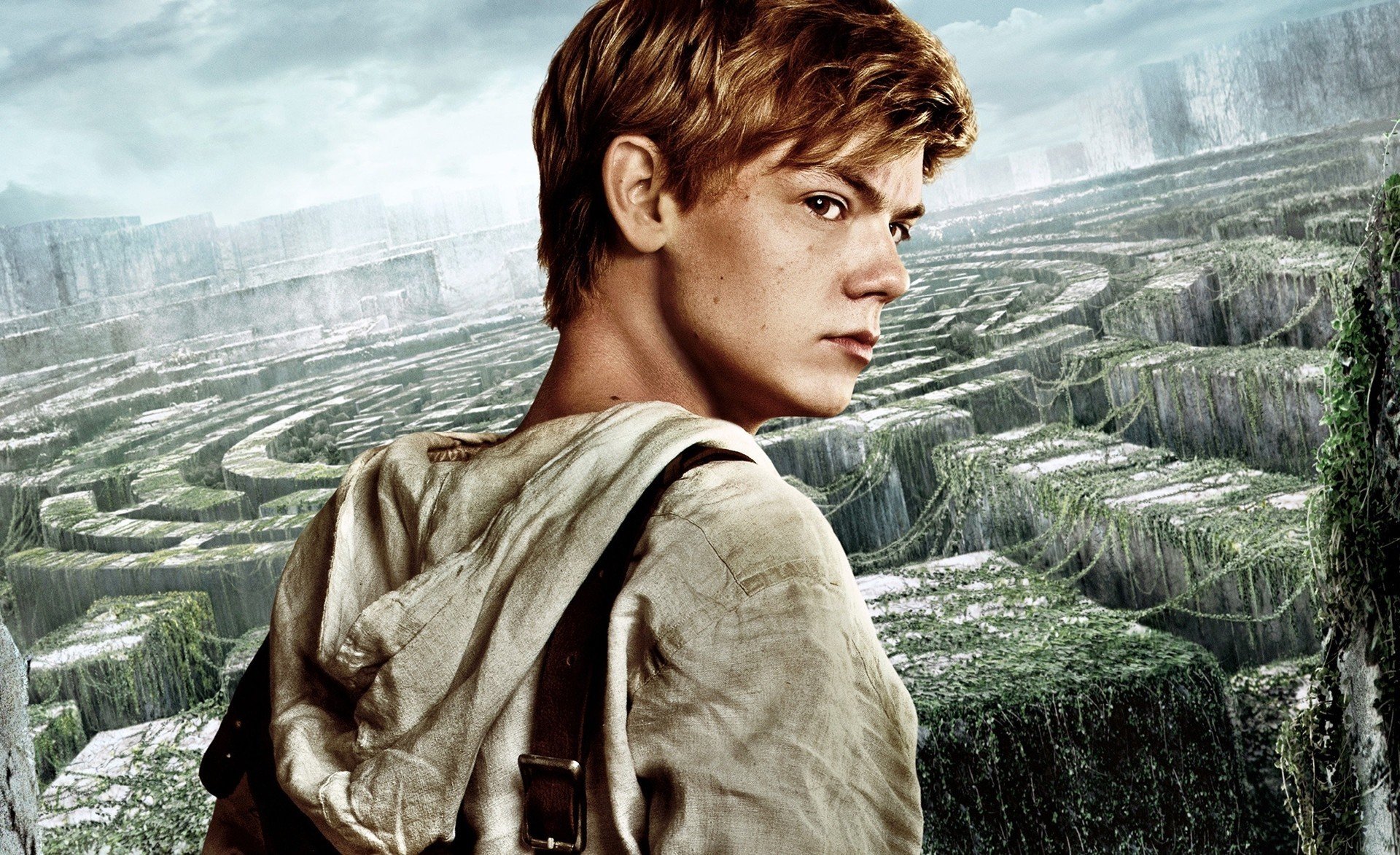 coureur de labyrinthe thomas brody sangster thomas sangster film film 2014 britannique garçon homme otage labyrinthe végétation visage ciel vivant hotte