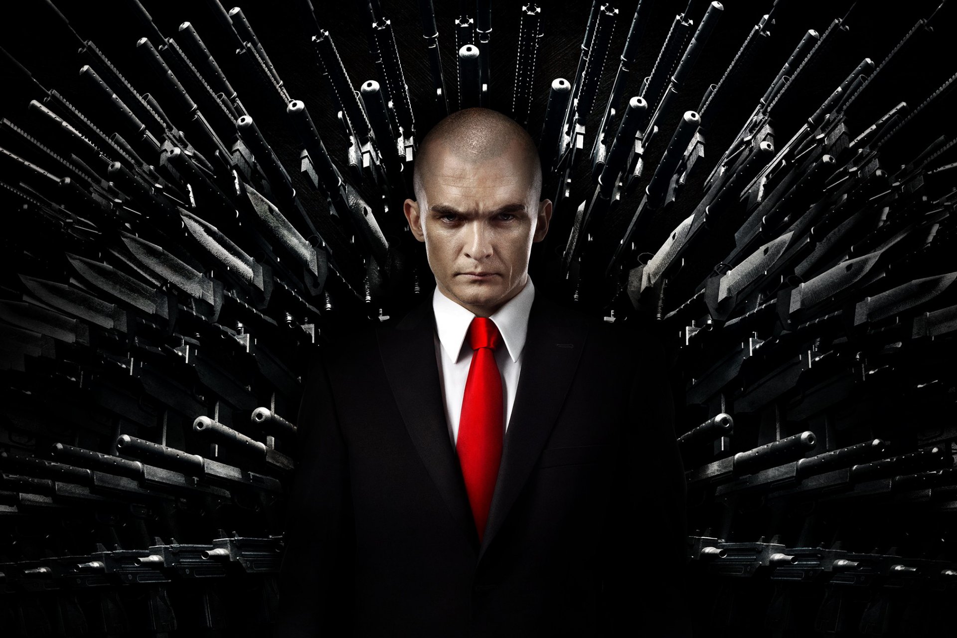 hitman: agente 47 hitman: agente 47 rupert friend assassino assassino tuta nero cravatta rosso arma